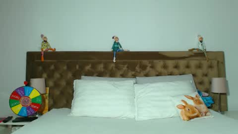 Aylin online show from November 2025 04:40:01 AM