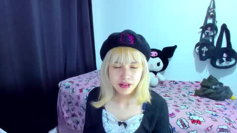 Snapshot of azu_moure chatting on November 2025 04:33:02 AM Azu Moure online show from November 2025 04:33:02 AM