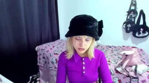 Snapshot of azu_moure chatting on November 2025 01:05:01 AM Azu Moure online show from November 2025 01:05:01 AM