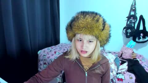 Snapshot of azu_moure chatting on November 2025 01:49:01 AM Azu Moure online show from November 2025 01:49:01 AM