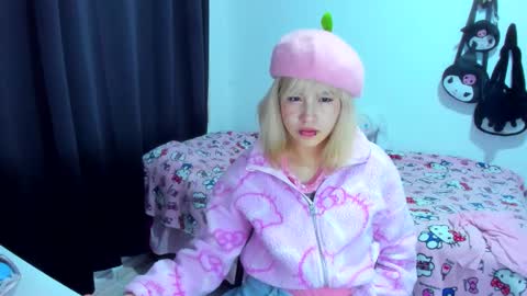 Snapshot of azu_moure chatting on November 2025 02:46:02 AM Azu Moure online show from November 2025 02:46:02 AM