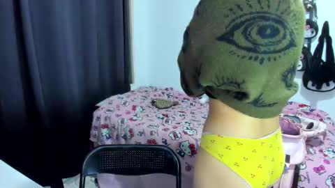 Snapshot of azu_moure chatting on November 2025 02:58:01 AM Azu Moure online show from November 2025 02:58:01 AM