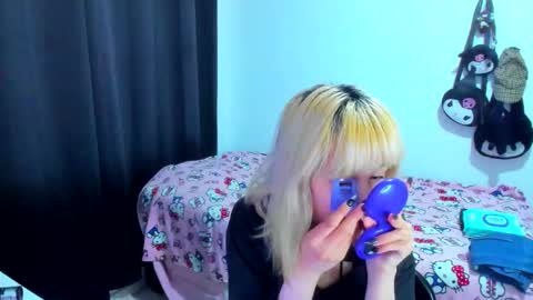 Snapshot of azu_moure chatting on November 2025 03:21:02 AM Azu Moure online show from November 2025 03:21:02 AM