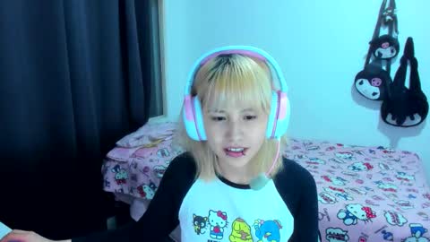 Snapshot of azu_moure chatting on December 2025 04:33:02 AM Azu Moure online show from December 2025 04:33:02 AM