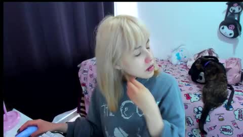 Snapshot of azu_moure chatting on December 2025 02:44:02 PM Azu Moure online show from December 2025 02:44:02 PM