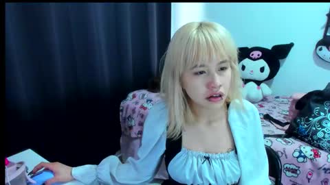 Snapshot of azu_moure chatting on December 2025 04:37:02 PM Azu Moure online show from December 2025 04:37:02 PM