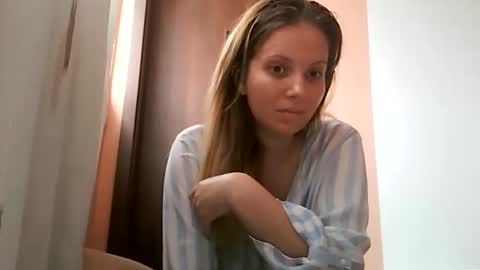 Snapshot of baby_blondee chatting on November 2025 12:27:02 PM Baby Blonde online show from November 2025 12:27:02 PM