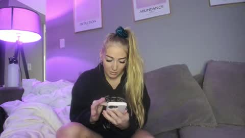 Snapshot of badgrljade chatting on October 2025 02:03:02 AM Jade online show from October 2025 02:03:02 AM