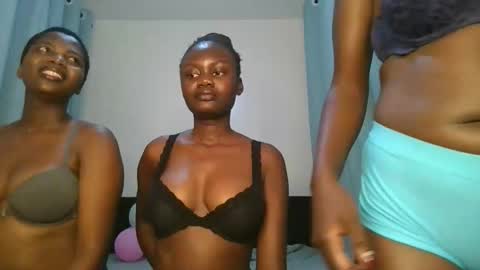 Snapshot of barbie_queen2 chatting on October 2025 01:33:02 AM queen online show from October 2025 01:33:02 AM