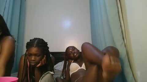 Snapshot of barbie_queen2 chatting on November 2025 01:37:01 AM queen online show from November 2025 01:37:01 AM