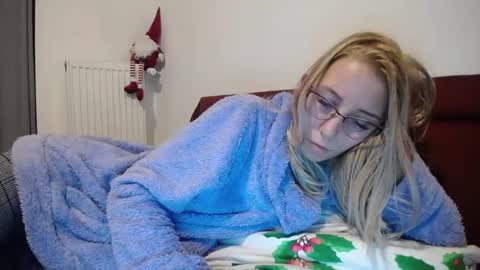Snapshot of barelylegalblondy chatting on December 2024 06:38:01 PM Lena online show from December 2024 06:38:01 PM