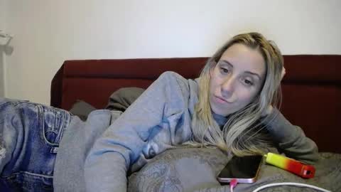 Snapshot of barelylegalblondy chatting on February 2025 07:40:02 PM Lena online show from February 2025 07:40:02 PM