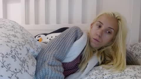 Snapshot of barelylegalblondy chatting on September 2025 09:31:01 AM Lena online show from September 2025 09:31:01 AM