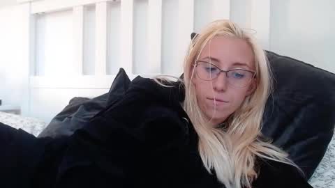 Snapshot of barelylegalblondy chatting on September 2025 04:07:02 PM Lena online show from September 2025 04:07:02 PM