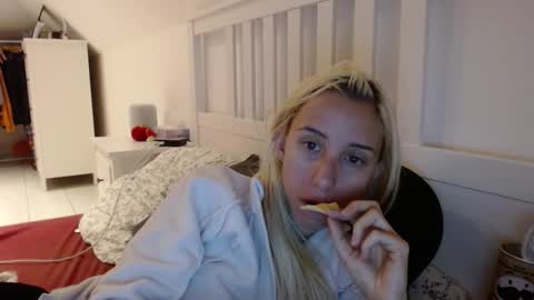 Snapshot of barelylegalblondy chatting on October 2025 08:34:02 AM Lena online show from October 2025 08:34:02 AM