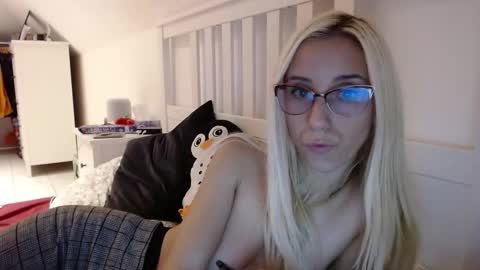 Snapshot of barelylegalblondy chatting on October 2025 06:27:01 PM Lena online show from October 2025 06:27:01 PM
