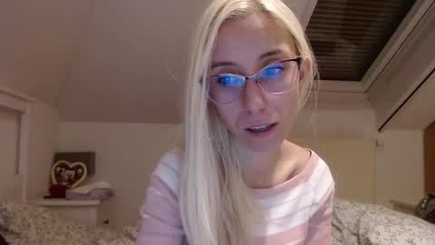 Snapshot of barelylegalblondy chatting on October 2025 05:52:01 PM Lena online show from October 2025 05:52:01 PM