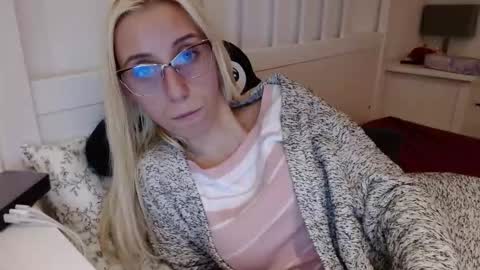 Snapshot of barelylegalblondy chatting on October 2025 06:20:01 PM Lena online show from October 2025 06:20:01 PM