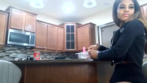 Snapshot of bayliierobins chatting on February 2026 12:07:01 AM bayliierobins online show from February 2026 12:07:01 AM