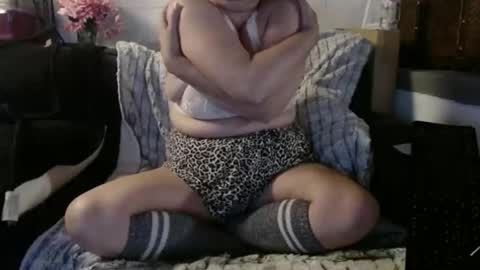 Snapshot of beachymilf chatting on May 2026 04:45:02 PM BeachyMILF online show from May 2026 04:45:02 PM