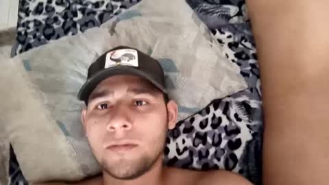 Snapshot of bearhot_bigcock chatting on September 2025 09:15:01 PM Jhon Tenjo and Sofi online show from September 2025 09:15:01 PM