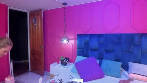 Snapshot of beauty_milf4 chatting on July 2026 12:23:01 PM Chantall online show from July 2026 12:23:01 PM