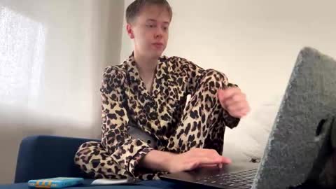 Snapshot of beeb0y chatting on September 2025 10:59:02 AM beeb0y online show from September 2025 10:59:02 AM
