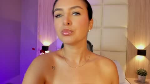Bella cam online show from June 2026 07:01:02 PM