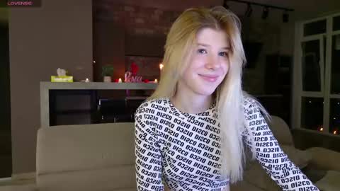 Snapshot of bella_amoury chatting on March 2025 09:18:02 PM Bella online show from March 2025 09:18:02 PM