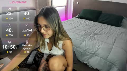 Snapshot of bella_blue_ chatting on October 2025 06:30:02 PM bella_blue_ online show from October 2025 06:30:02 PM