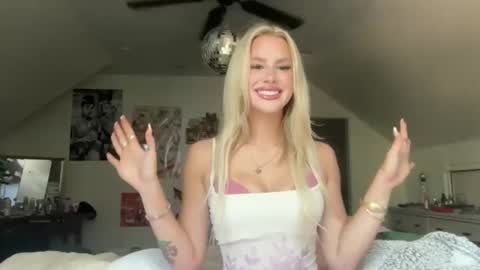 Snapshot of bella_christian chatting on June 2026 08:03:01 PM Bella Baby online show from June 2026 08:03:01 PM