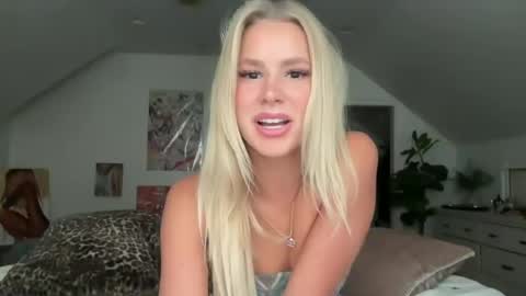 Snapshot of bella_christian chatting on July 2026 05:00:01 PM Bella Baby online show from July 2026 05:00:01 PM