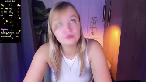 Snapshot of bella_cosmos chatting on September 2025 05:18:02 AM Bella online show from September 2025 05:18:02 AM