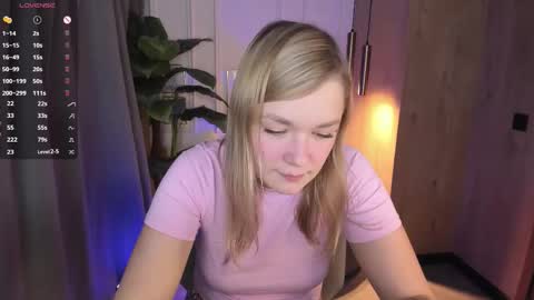 Snapshot of bella_cosmos chatting on September 2025 10:18:01 AM Bella online show from September 2025 10:18:01 AM