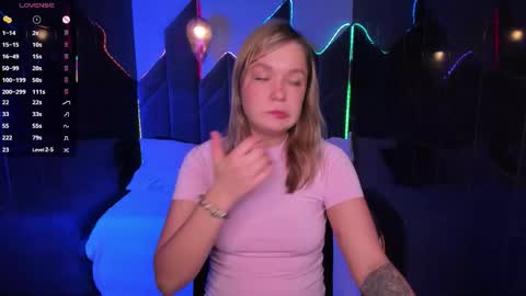 Snapshot of bella_cosmos chatting on October 2025 05:32:01 AM Bella online show from October 2025 05:32:01 AM