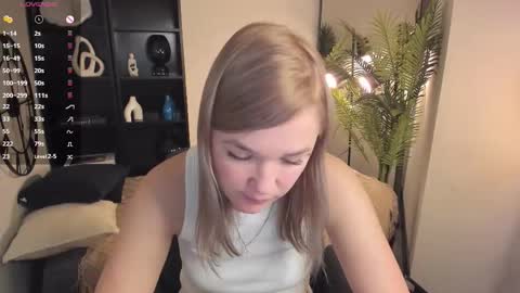 Snapshot of bella_cosmos chatting on October 2025 06:10:01 AM Bella online show from October 2025 06:10:01 AM