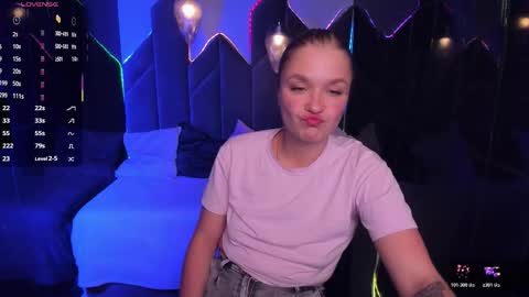 Snapshot of bella_cosmos chatting on October 2025 07:26:02 PM Bella online show from October 2025 07:26:02 PM