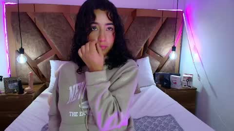 Bella Swwan  online show from April 2026 02:21:01 PM