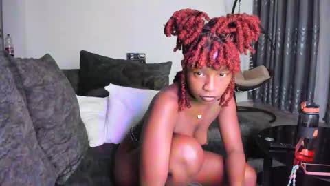 Snapshot of bella_thequeen chatting on October 2025 09:35:02 PM Bella sweetpea online show from October 2025 09:35:02 PM