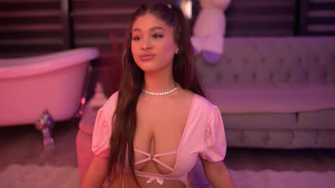 Bella online show from October 2025 06:53:02 PM