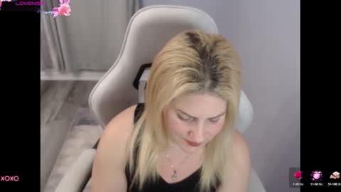 Snapshot of bellastar84 chatting on October 2025 10:49:01 AM Starr40 online show from October 2025 10:49:01 AM