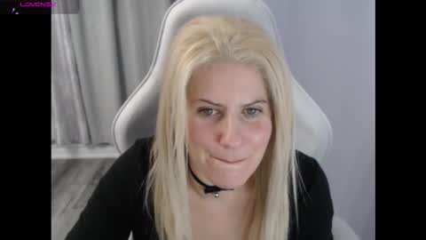 Snapshot of bellastar84 chatting on October 2025 01:18:01 AM Starr40 online show from October 2025 01:18:01 AM