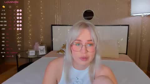 Bella online show from October 2025 12:43:01 AM