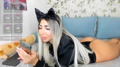 Snapshot of belle_hallle chatting on January 2025 09:32:02 PM LucyJelly online show from January 2025 09:32:02 PM