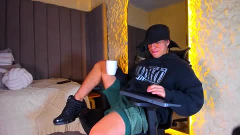 BENJAMIN online show from December 2025 02:17:01 AM