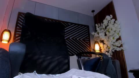 bento_fox online show from October 2025 04:00:02 AM