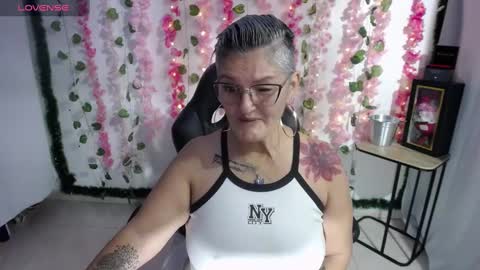 Snapshot of bety_cum3 chatting on February 2025 04:32:01 PM bibiana online show from February 2025 04:32:01 PM