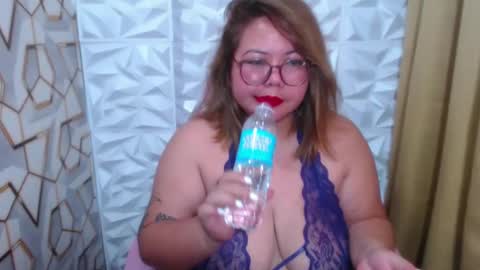 Snapshot of bigtitshotmom chatting on January 2025 08:29:01 AM MARJ online show from January 2025 08:29:01 AM