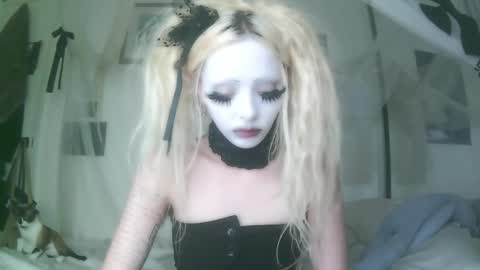 Snapshot of bl0odsyring3 chatting on October 2025 08:04:01 PM vampire fang online show from October 2025 08:04:01 PM