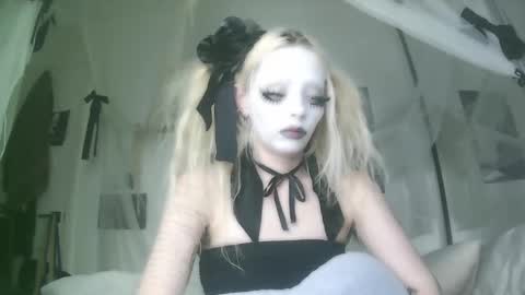 Snapshot of bl0odsyring3 chatting on October 2025 07:00:01 PM vampire fang online show from October 2025 07:00:01 PM